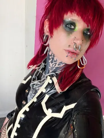 Ashisonfire webcam model from United Kingdom