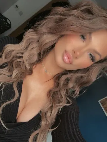 CheekyChelseaXx webcam model from United Kingdom