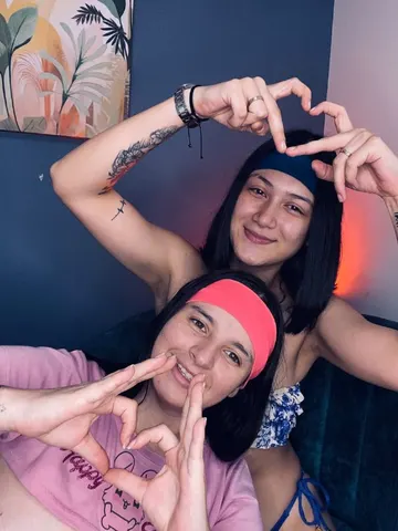 Victoria_and_andra webcam model from Colombia