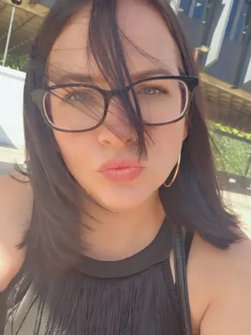 SweetLouXOXO webcam model from United Kingdom