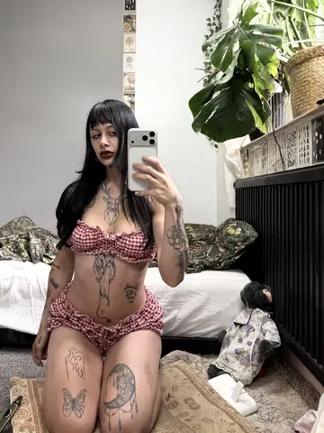 0tiddies webcam model from United Kingdom