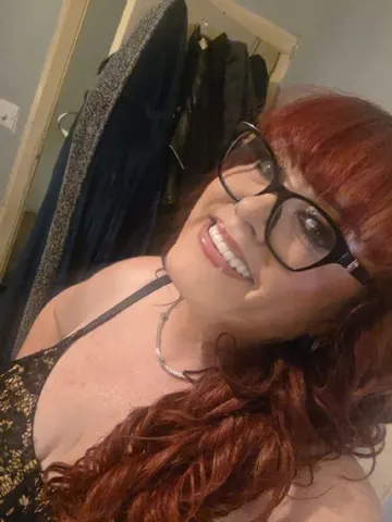 Red_xx webcam model from United Kingdom
