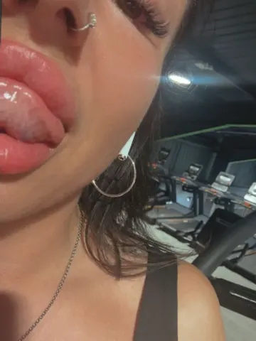 LusciousLipsxox webcam model from United Kingdom