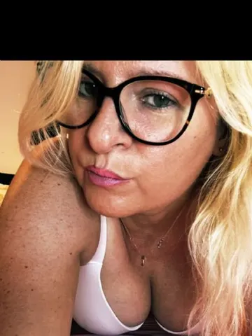 SaucyMeganM webcam model from United Kingdom