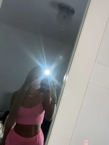 LolaLuxex webcam model from United Kingdom
