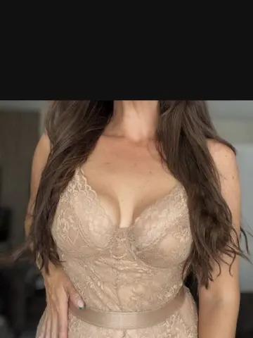 EstellaWebb webcam model from United Kingdom