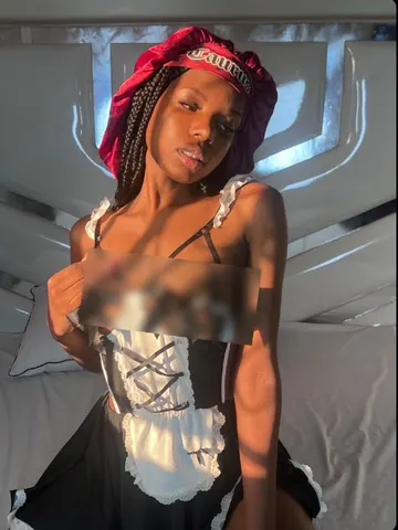 Naturallyyours webcam model from Uganda