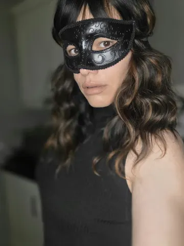 LunaVelle webcam model from United Kingdom