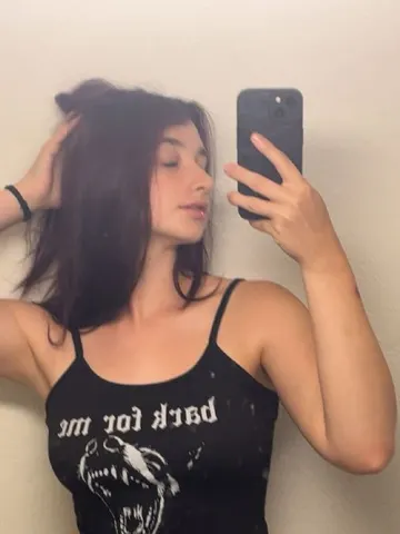 ravens.rose webcam model from United Kingdom