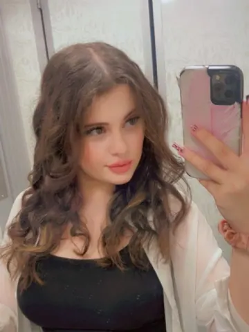 AyshaReys webcam model from Romania