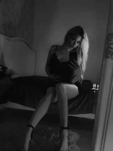 MiladyX webcam model from Romania