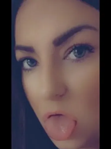 LanaBelle webcam model from United Kingdom
