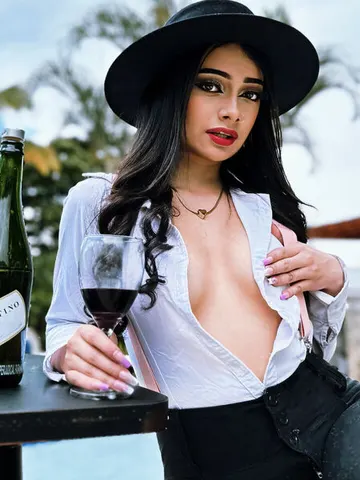 CoralineBelussie cam model
