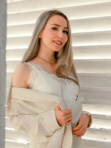 LolaMilton cam model
