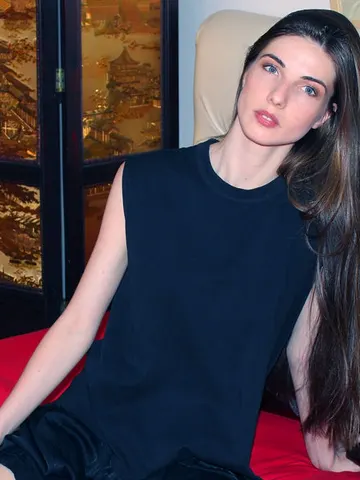 SarahLong cam model